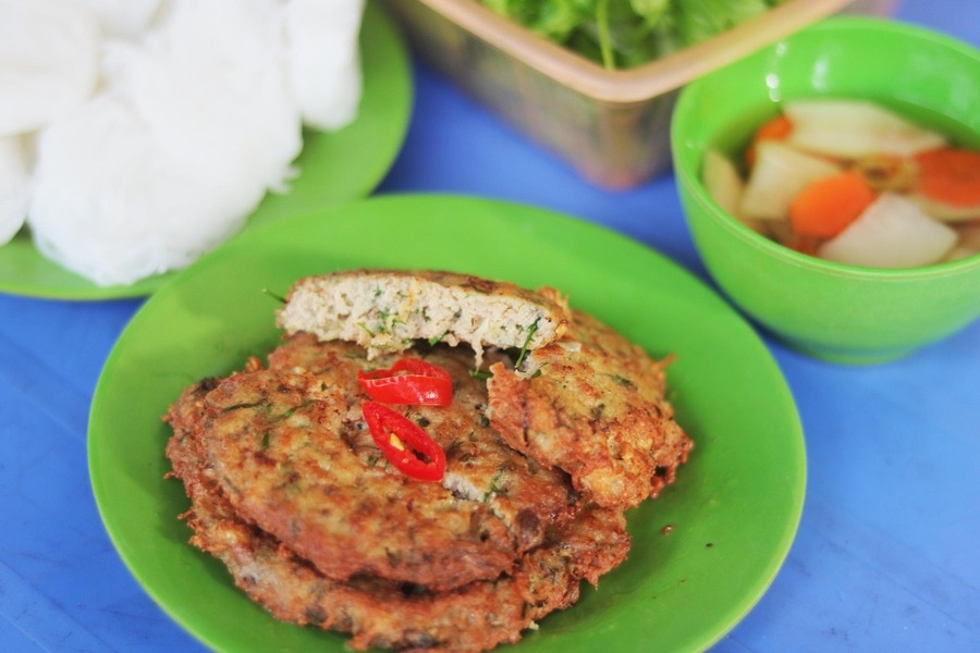Ruoi patties will help you get used to eating this kind of food. Photo: Thanh Nien