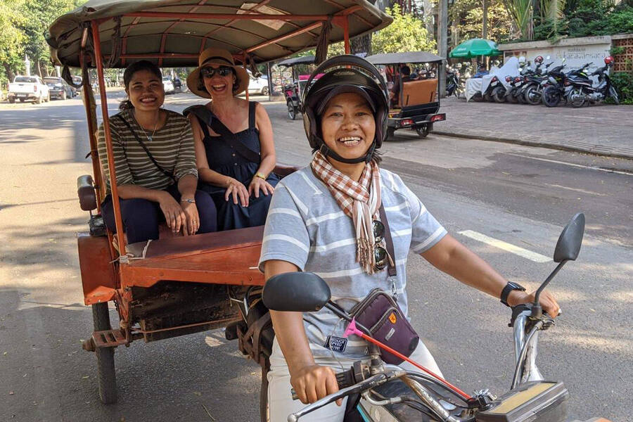 A reliable driver will take you on a tour to explore the entire city. Photo: Escpae