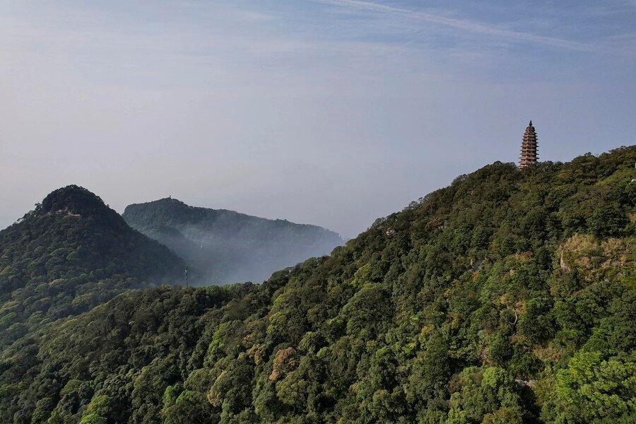 The three tallest peaks of Ba Vi. Photo: Dan tri