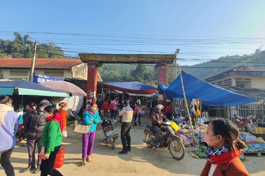 Bustling at Lung Van market