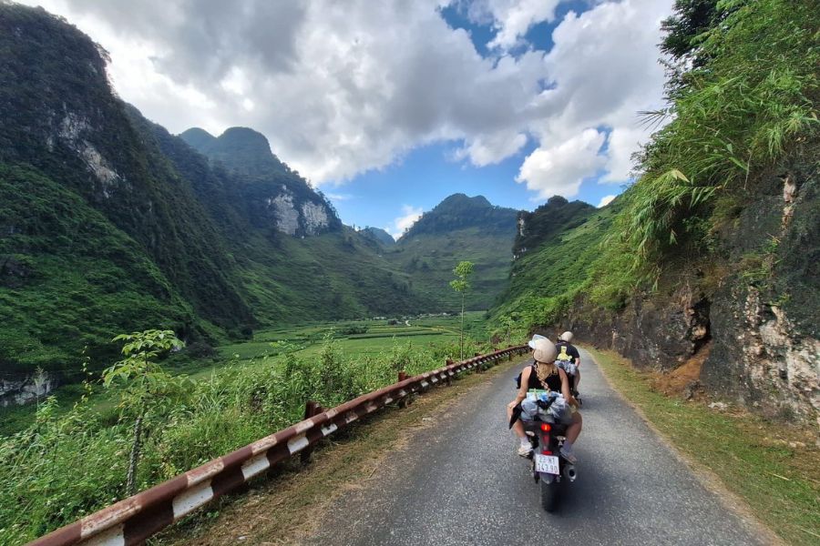 Travel to Lung Van by motorbike