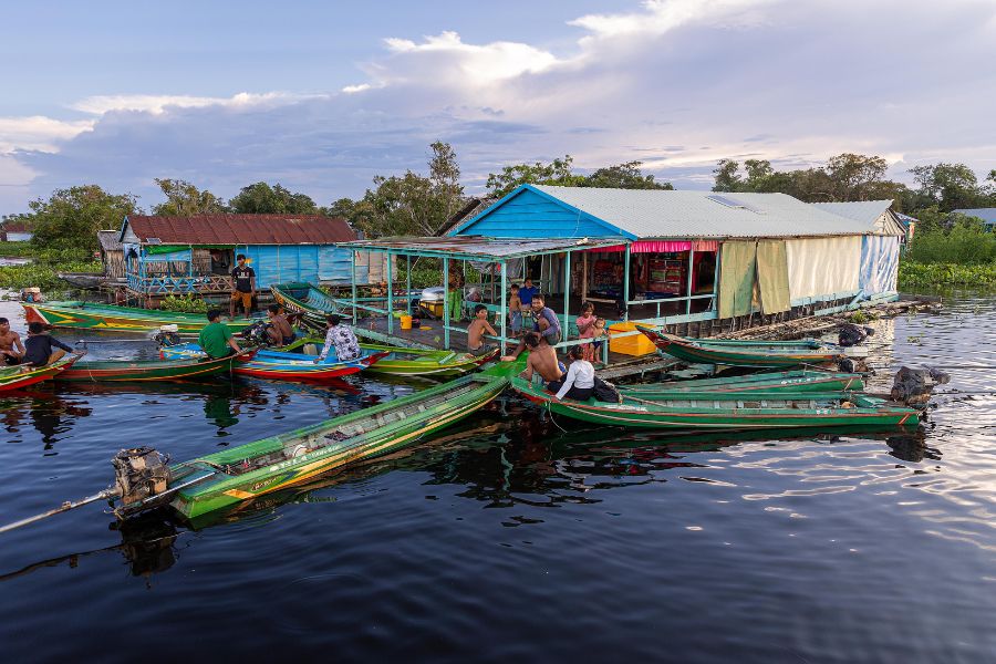 Travel by boat on the Tonle Sap Lake