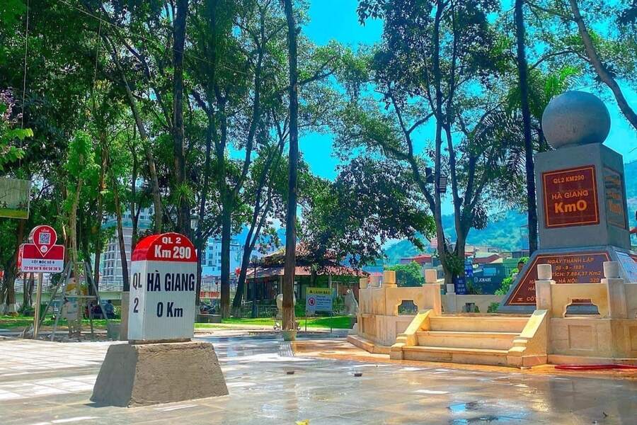The Km 0 Milestone beside its monument. Photo: Dan tri