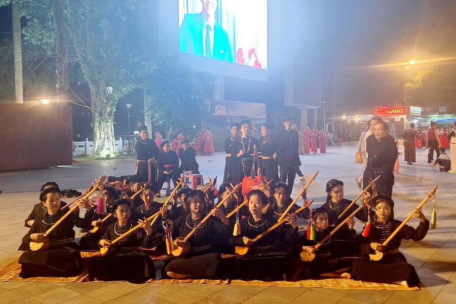 Every weekend, there are cultural performances by ethnic minorities on the walking street. Photo: Nguyen Yem
