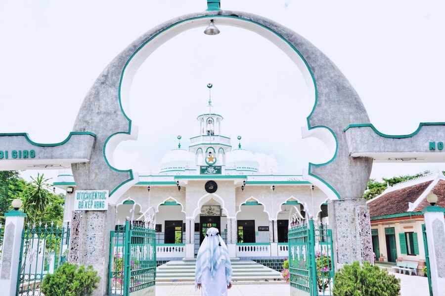 The mosque showcases traditional Islamic architecture, a religion rarely found in Vietnam. Photo: Top 7 Vietnam