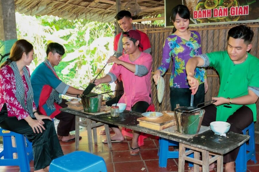 You can make a simple cake yourself with guidance from the locals. Photo: Vemekong