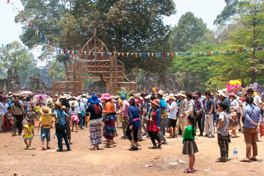 Tradition “Vearak Loeng Sak” 