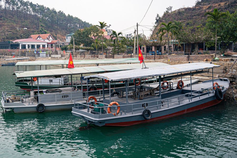 Boat trip through Yen Lap Lake