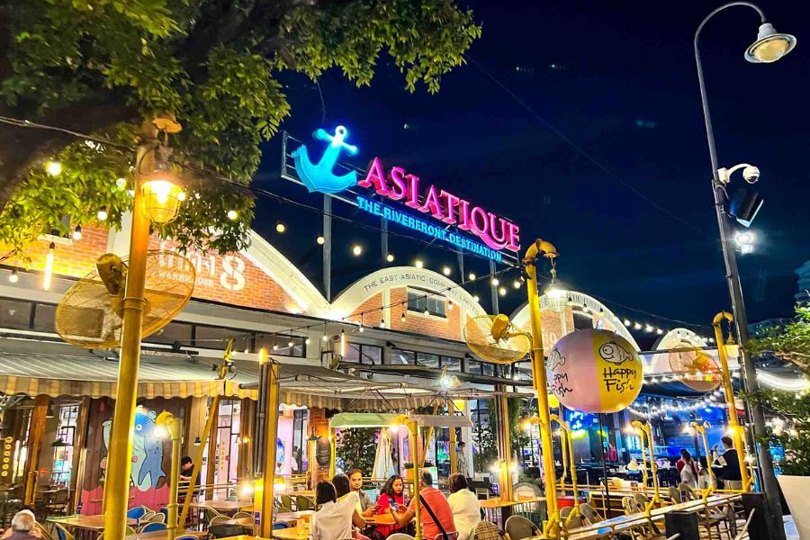 Strolling around the Christmas Market at Asiatique The Riverfront