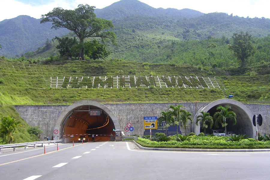 Thanks to the tunnel, vehicles can travel more easily on this challenging pass. Photo: Song Da Company