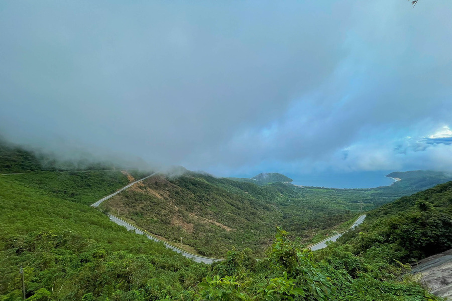 In the late autumn and early winter days, the clouds descend so low that it feels like you could reach out and touch them. Photo: Thanh Nien