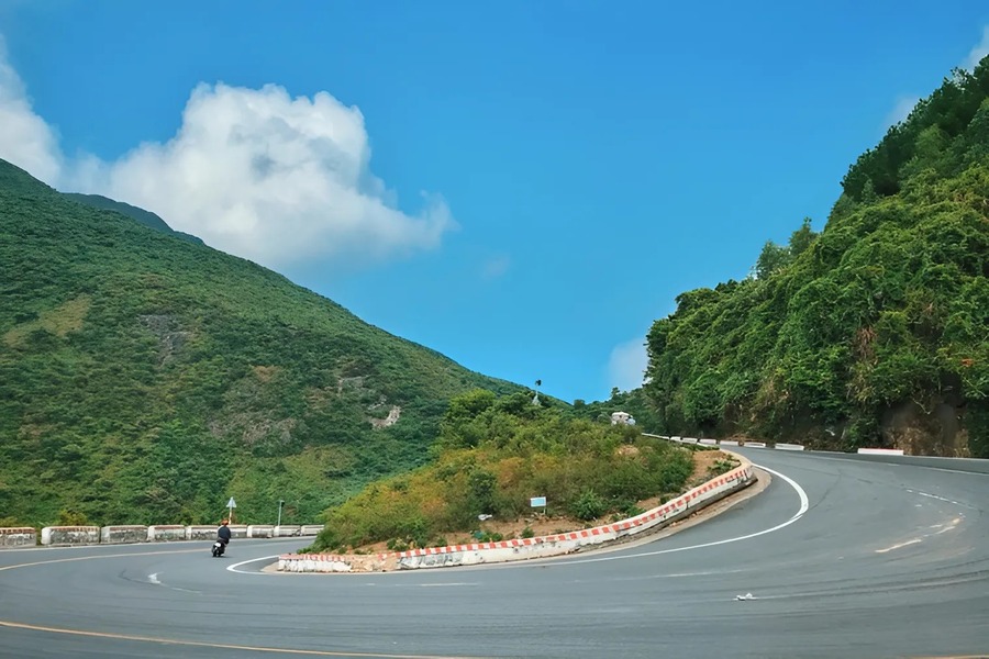 A challenging turn that tests your driving skills but offers an exciting thrill for adventure seekers. Photo: FunaGo Travel