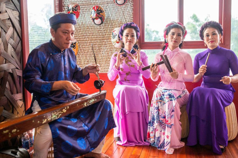 Ca Hue performance on the Perfume River