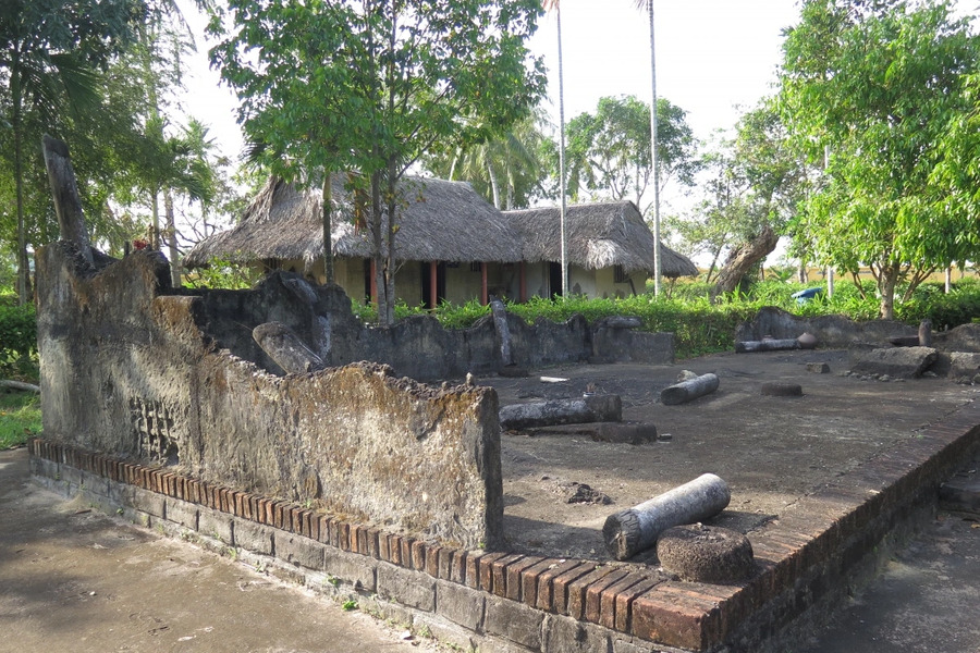 The remains of a house that was burned down. Photo: VOV
