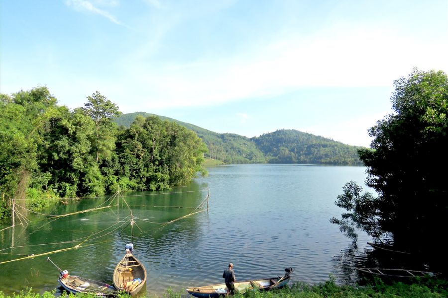 Experience fishing at Phu Ninh Lake