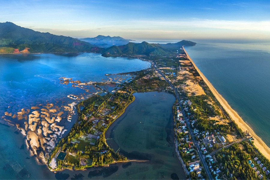 Panoramic View of Lang Co Bay. Photo: Nhat Long / VnExpress