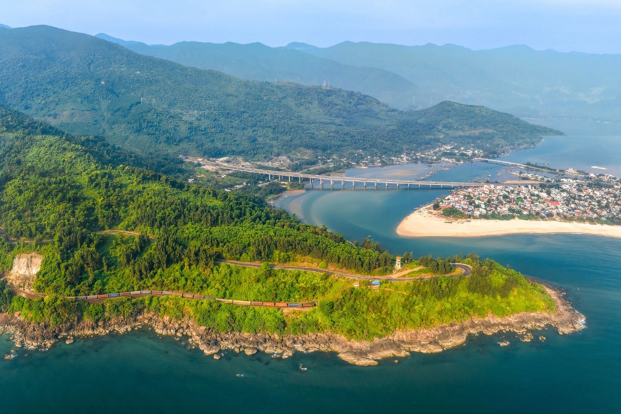 The bridge connecting the bay to the foot of Hai Van Pass. Photo: Nguyen T. A. Phong