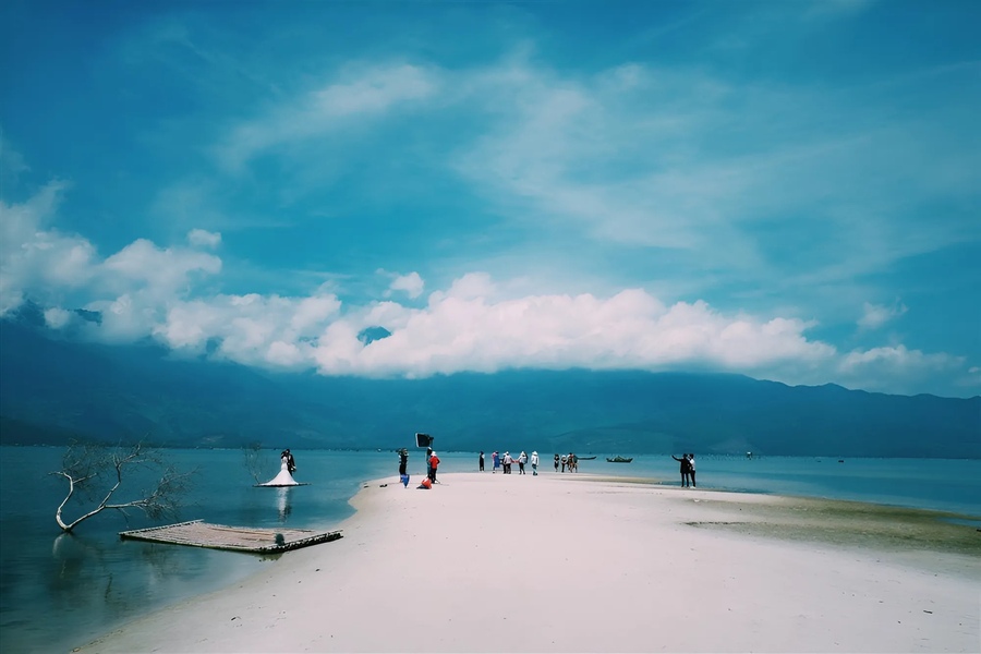 The pathway through the lagoon revealed when the tide recedes. Photo: Lao dong