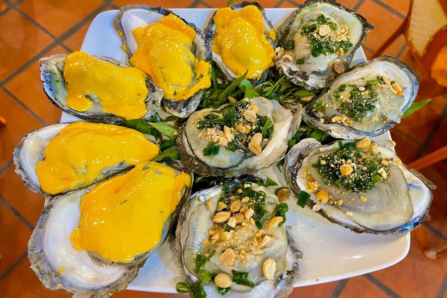 Grilled oysters with scallion oil and grilled oysters with cheese. Photo: Oc Nguyen
