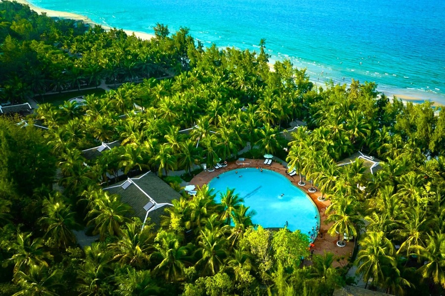 Lang Co Bay Beach Resort is a budget-friendly option that still offers a range of high-quality services. Photo: Lang Co Bay Beach Resort