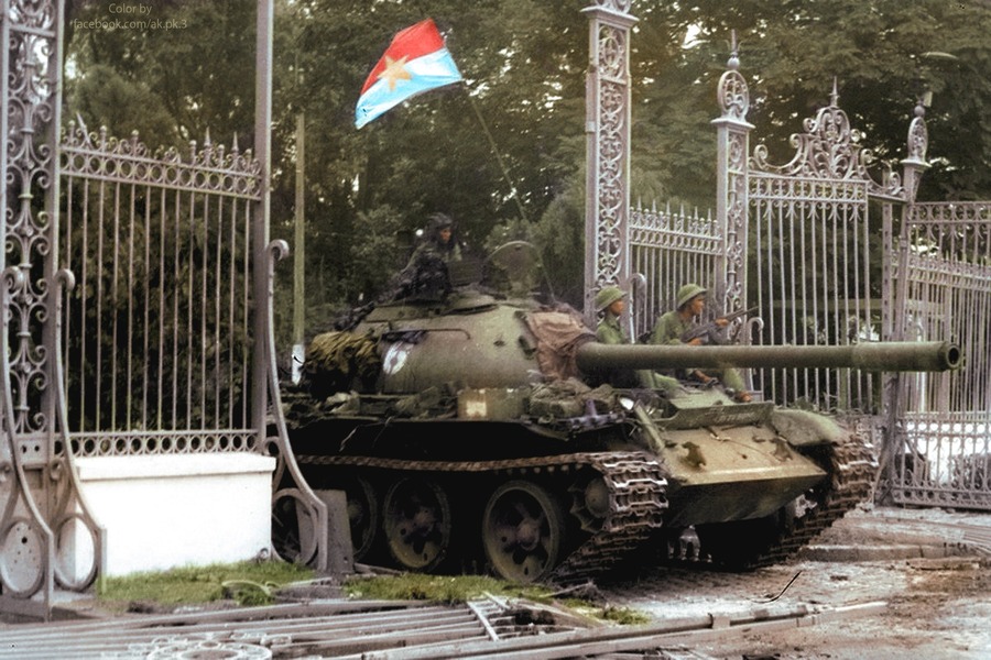 A tank of the Liberation Army of South Vietnam entered the Independence Palace on April 30, 1975. Photo: Tran Mai Huong