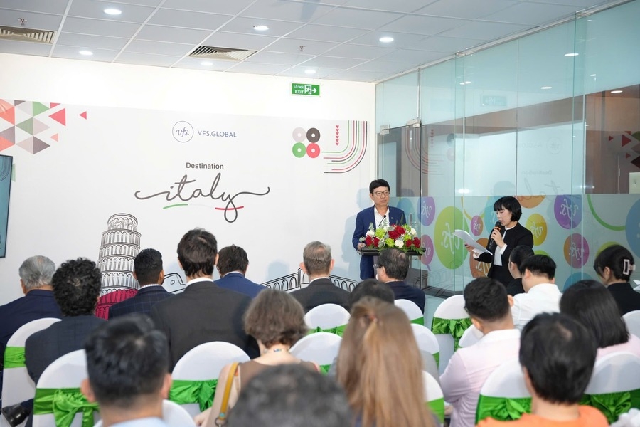 Mr. Dinh Van Tuan spoke at the Destination Italy event on April 29th. Photo: VNA
