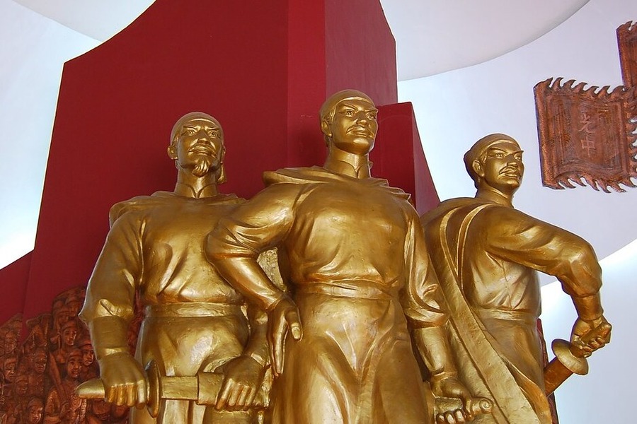 The statues of Nguyen Nhac, Nguyen Hue, and Nguyen Lu on display in the museum. Photo: Flickr / Mr Sun