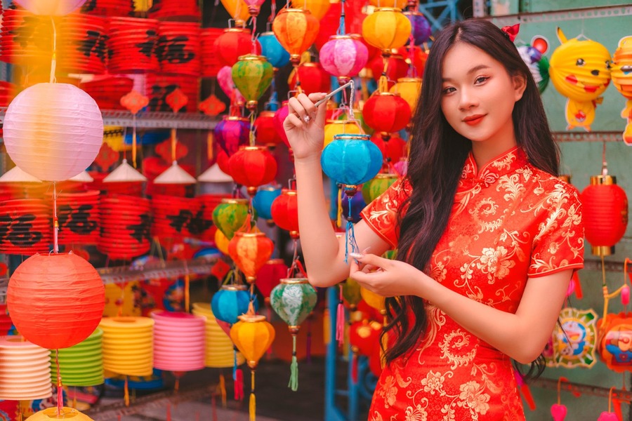 Luong Nhu Hoc Street – the Lantern Street that draws crowds for sightseeing and photos every Lunar New Year and Mid-Autumn Festival. Photo: CafeF