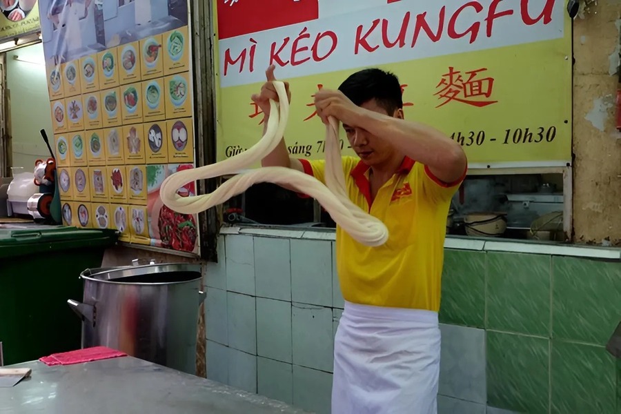 Most customers can’t help but marvel at this impressive kungfu performance. Photo: Kenh14
