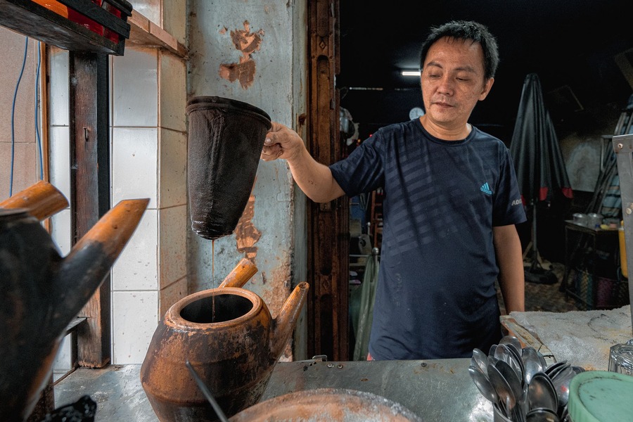 Only true coffee connoisseurs know about cloth-filter coffee. Photo: Saigoneer