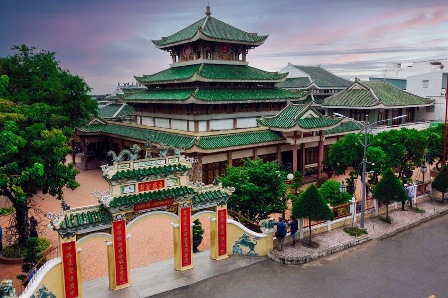 Ba Chua Xu Temple at Sam Mountain looking from outside