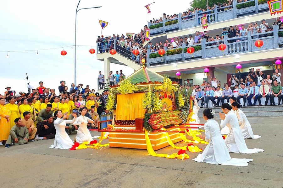 Reenactment of the procession of Ba Chua Xu statue being carried down the mountain at the festival