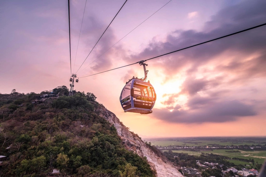 The cable car route takes you to the mountain summit, where you can visit the surrounding temples