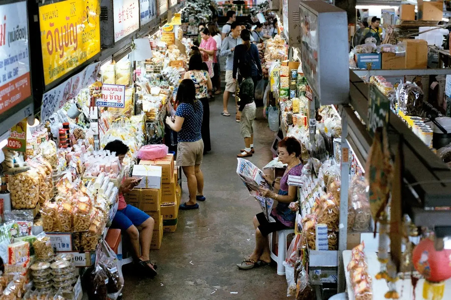 Warotot Market specializing in Chiang Mai's local specialties. Photo: TakeMeTour