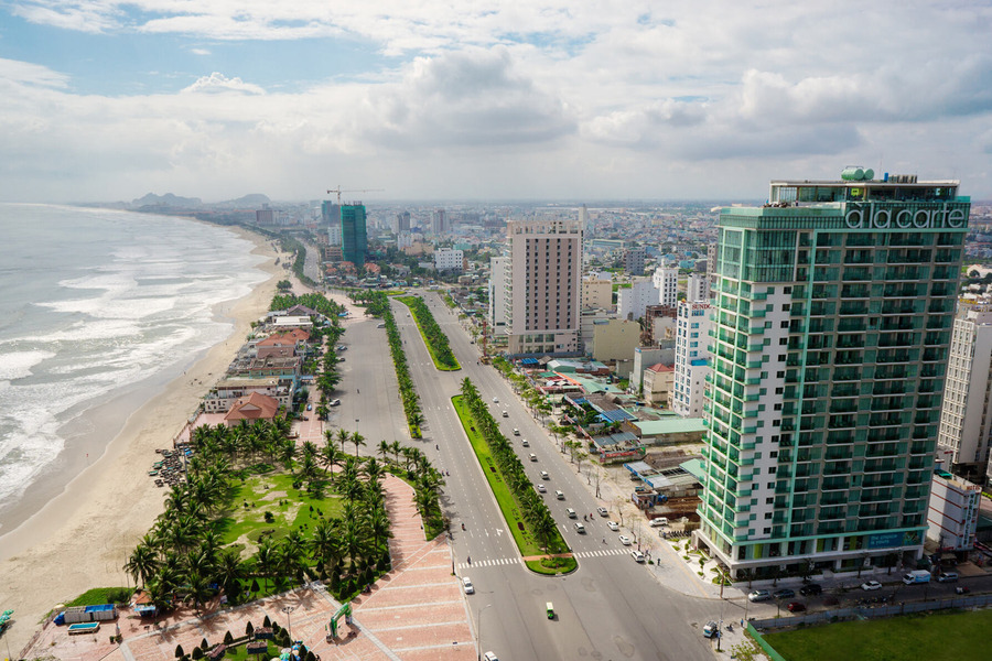 Hotels near the event venue will help reduce both travel time and expenses