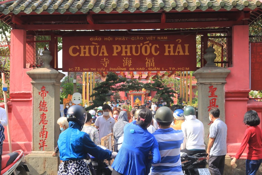 The pagoda is crowded with visitors on holidays