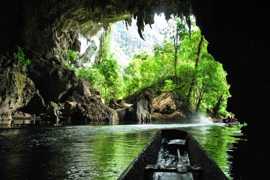 The beauty of Kong Lor Cave