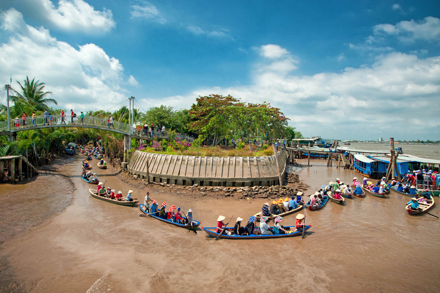 Boating around Thoi Son Islet