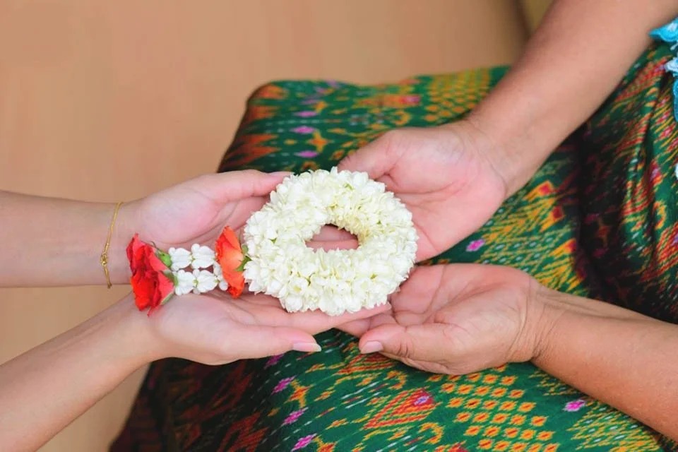 Giving jasmine garlands to the mother is the most common gesture on Thai Mother’s Day