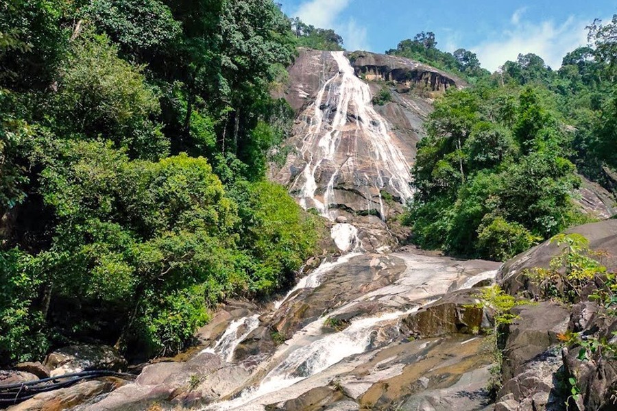 But you should get off the train and spend plenty of time at Gunung Stong