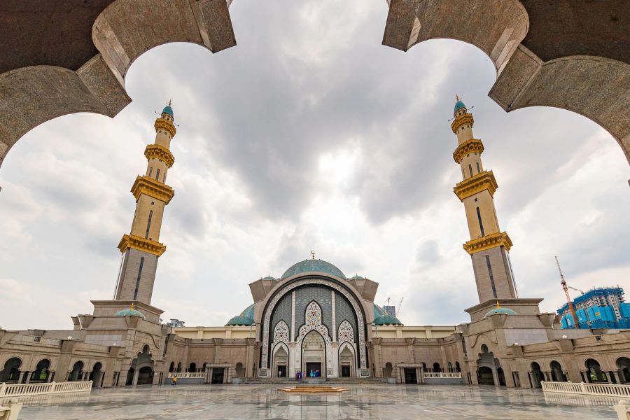 Special materials and styles that created Malaysia mosque