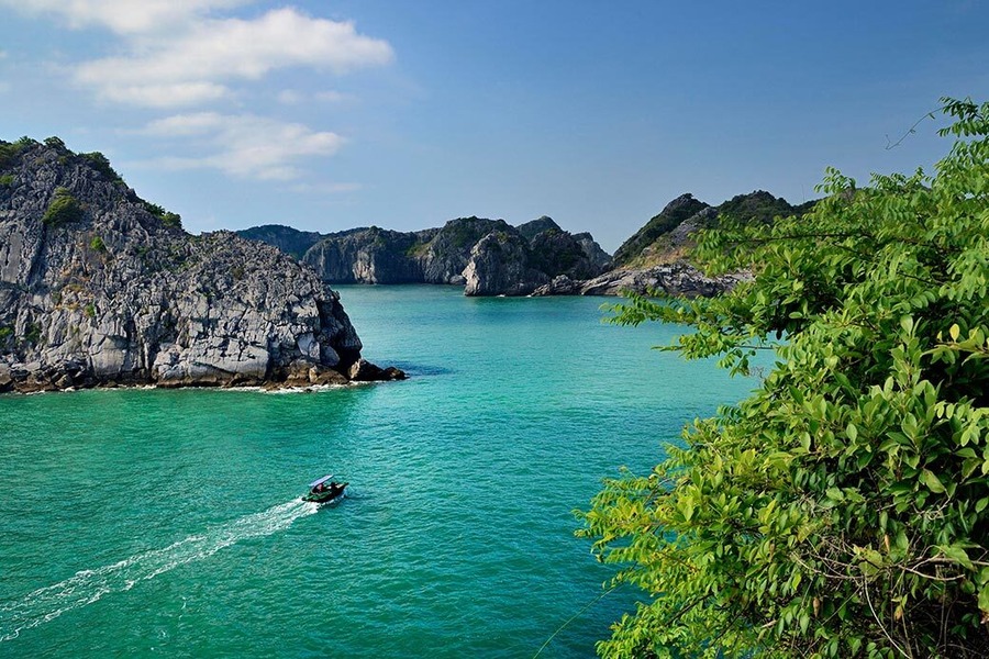 No less stunning than Halong, yet Lan Ha Bay has a more tranquil beauty