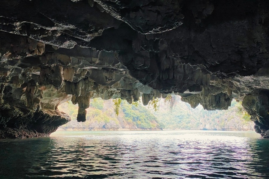Kayak into the Bright Cave and Dark Cave to admire the unique stalactite formations