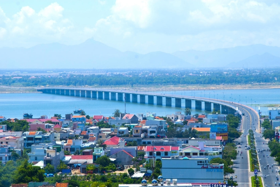 You may go through Hung Vuong Bridge on your way to Ganh Da Dia