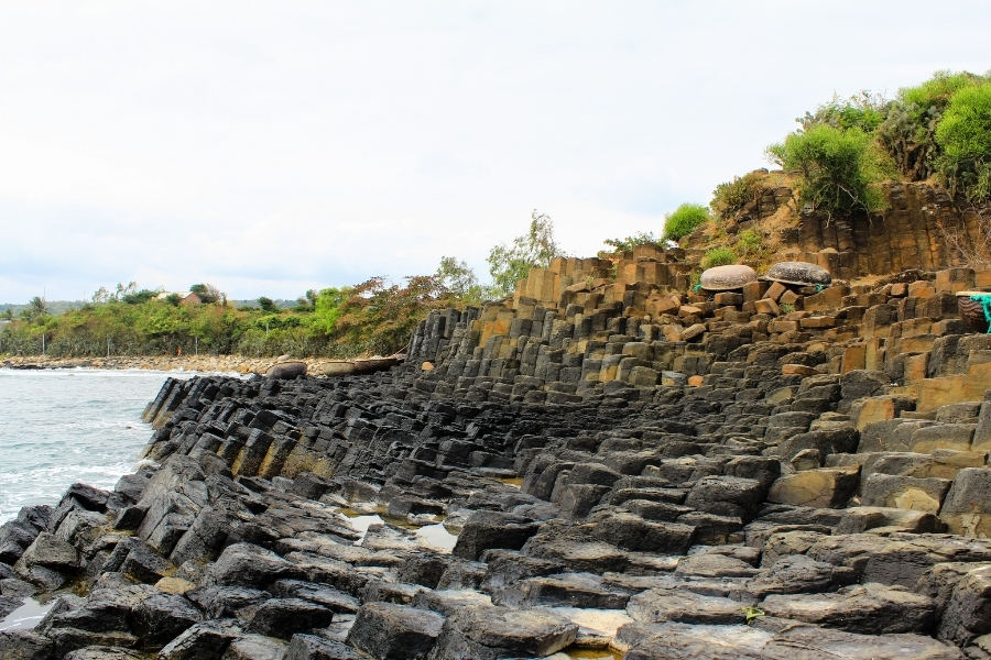 The unique stacks of rocks are the highlights of Ganh Da Dia 