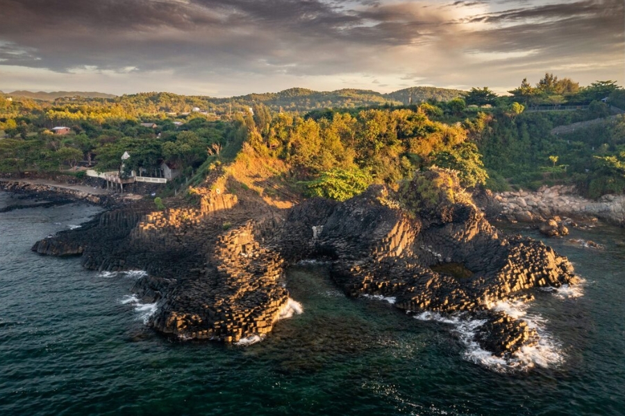 Spectacular view of Ganh Da Dia from above