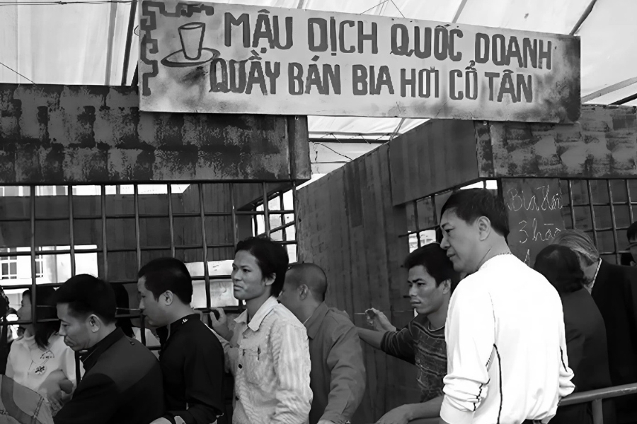 People lining up to buy beer during the subsidy period in the 1980s