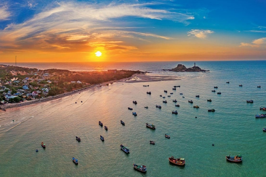 The sunrise at Bai Rang Beach is suitable for capturing photos