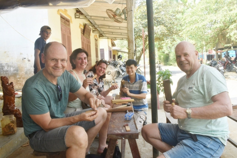 Many foreign tourists love the woodcrafting activity