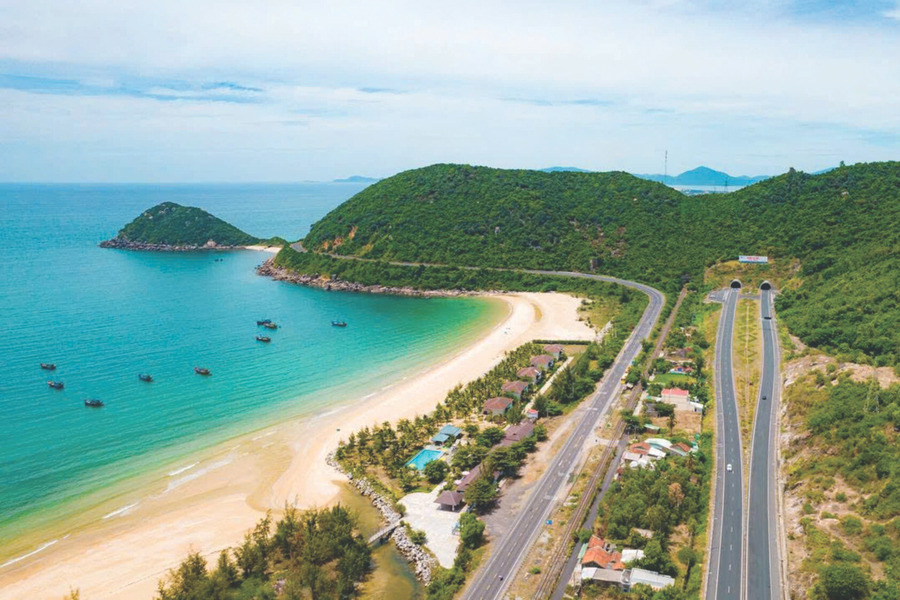 Like the famous Hai Van Pass, Ca Pass lies between the mountains and the sea